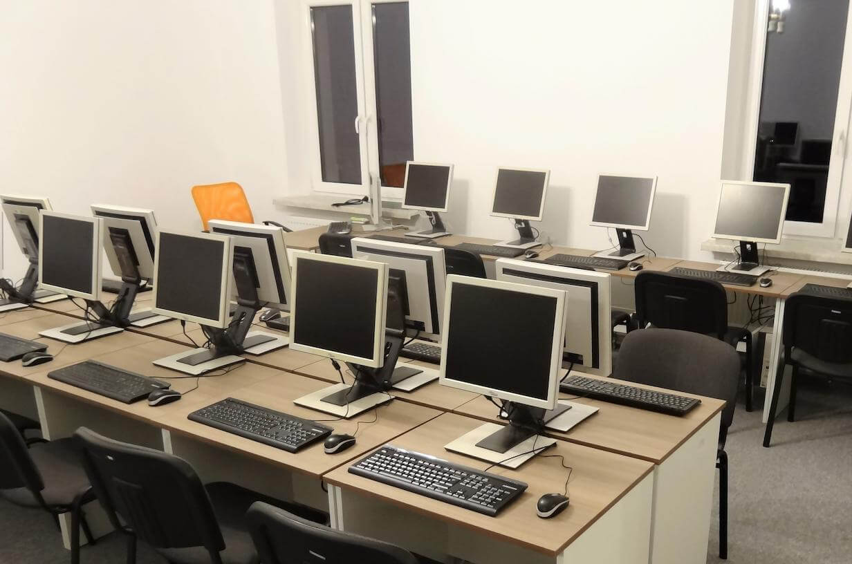pracownia szkoleniowa komputerowa z rzędem monitorów