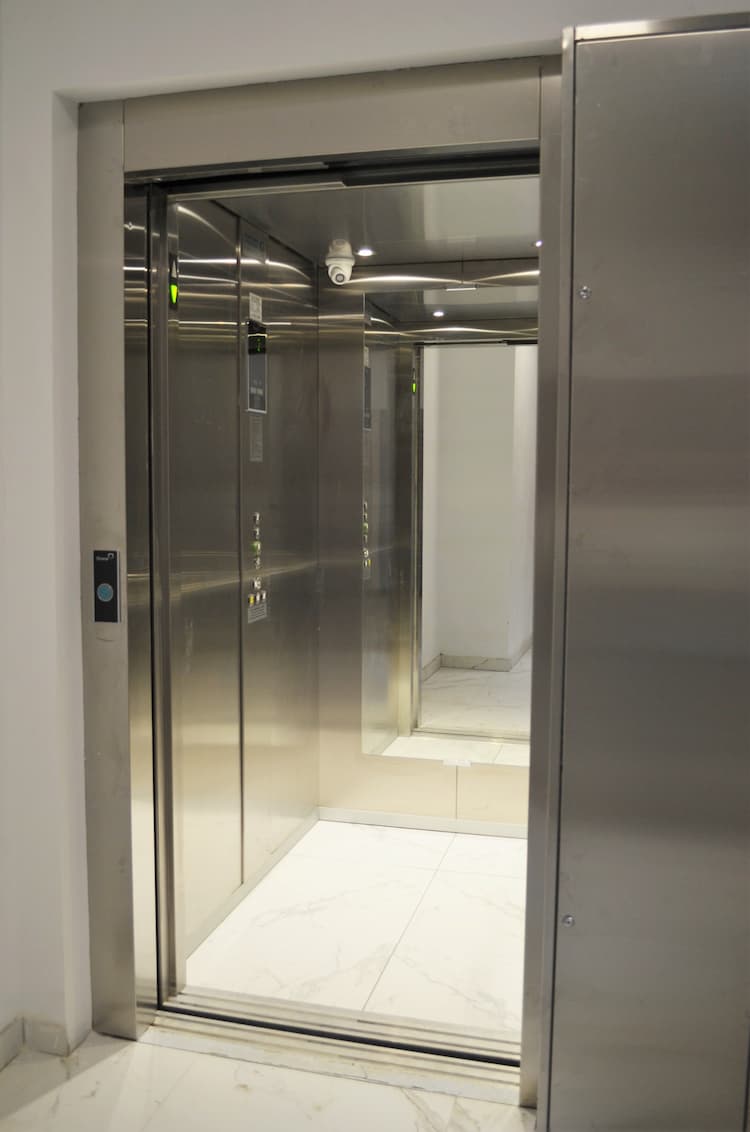 srebrna nowoczesna winda